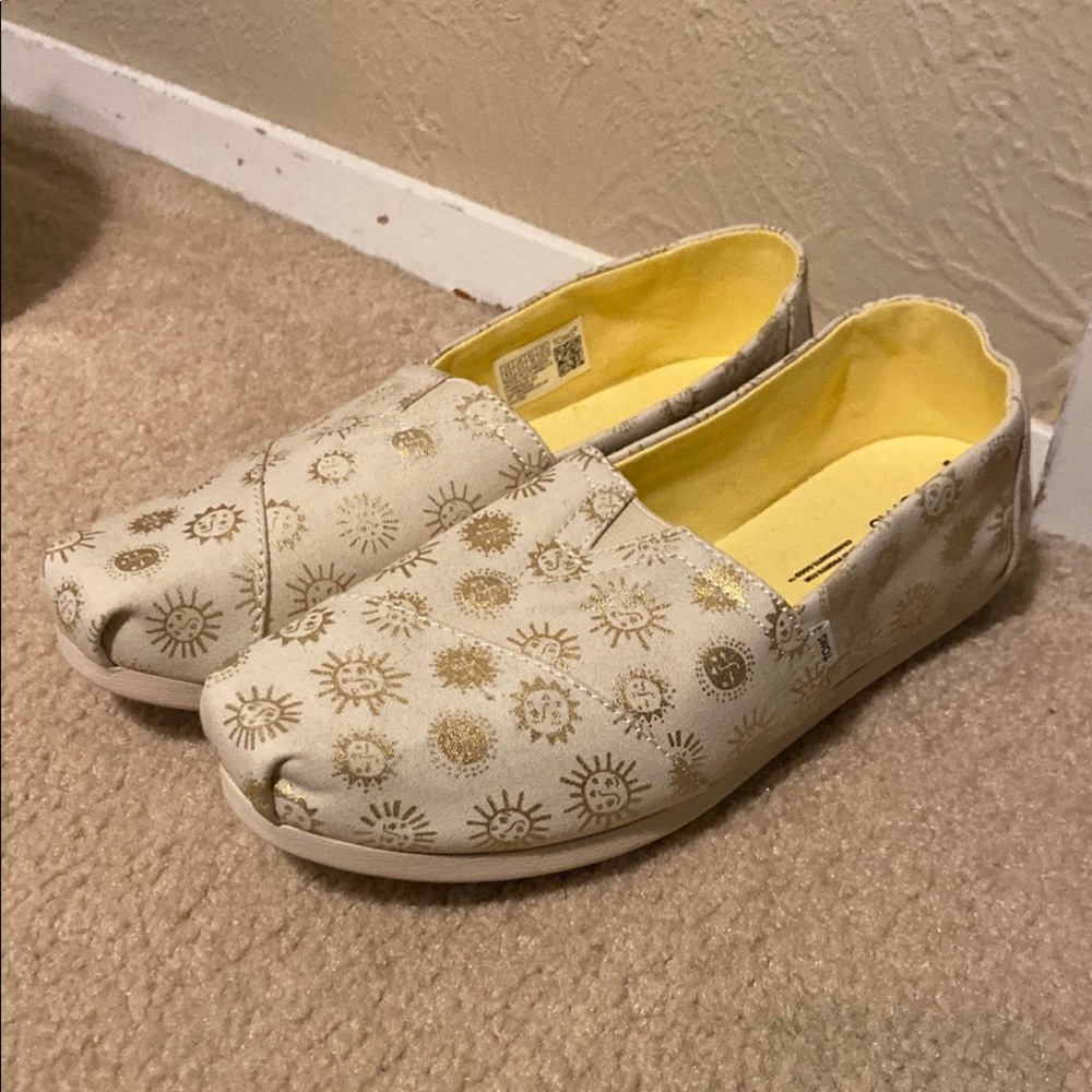 New TOMS Classic Alpargata Cream and Gold Sun emblem Slip-On Shoes